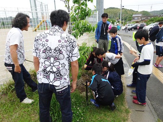 みんなで桜の植樹