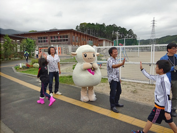 子どもたちとハイタッチ！