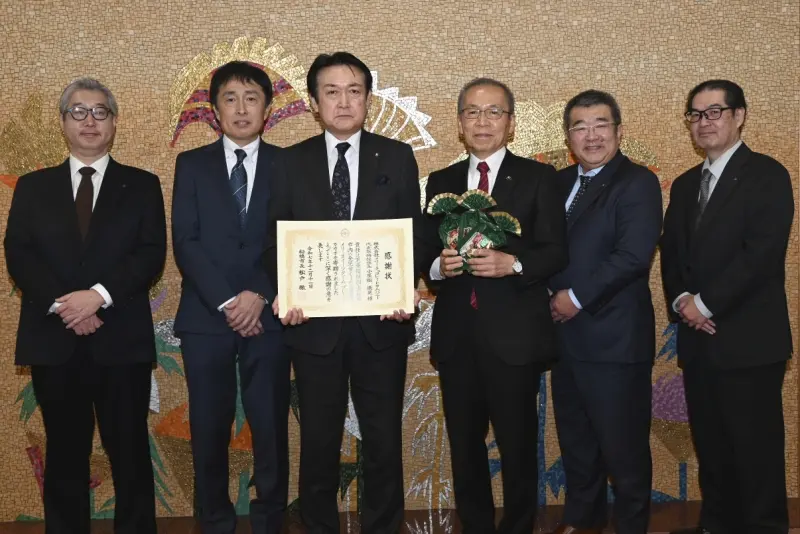 船橋市での贈呈式の記念写真