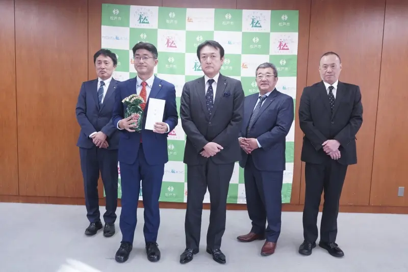 松戸市での贈呈式の記念写真