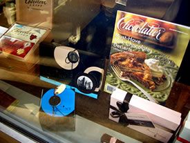 書店を飾るチョコレートショーN.Y.の商品 （画面中央の黒い箱のもの）