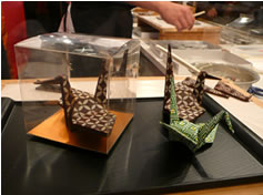 チョコレートで創った折り鶴はパリッ子たちを魅了しました