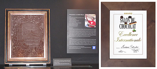「日仏交流150周年」イベントとして公認された作品（左） と第14回サロン・ド・ショコラ「国際優秀賞」の賞状。２年連続で受賞しました（右）